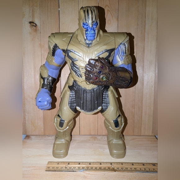 Thanos Action Figure with Infinity Gauntlet Pre-owned - Picture 1 of 1